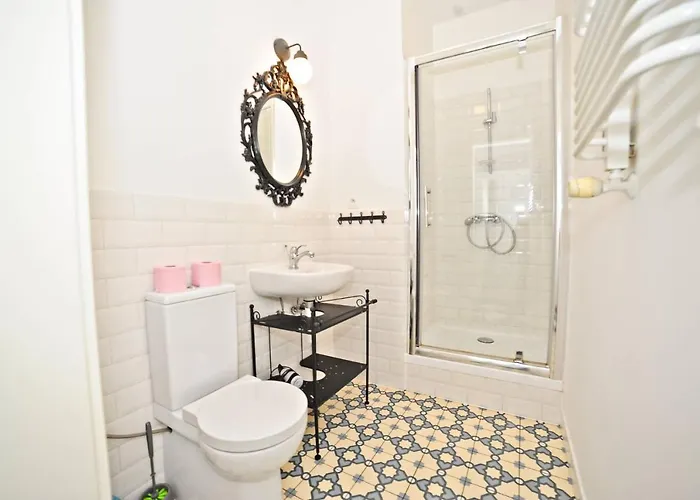 White Marina Apartment *